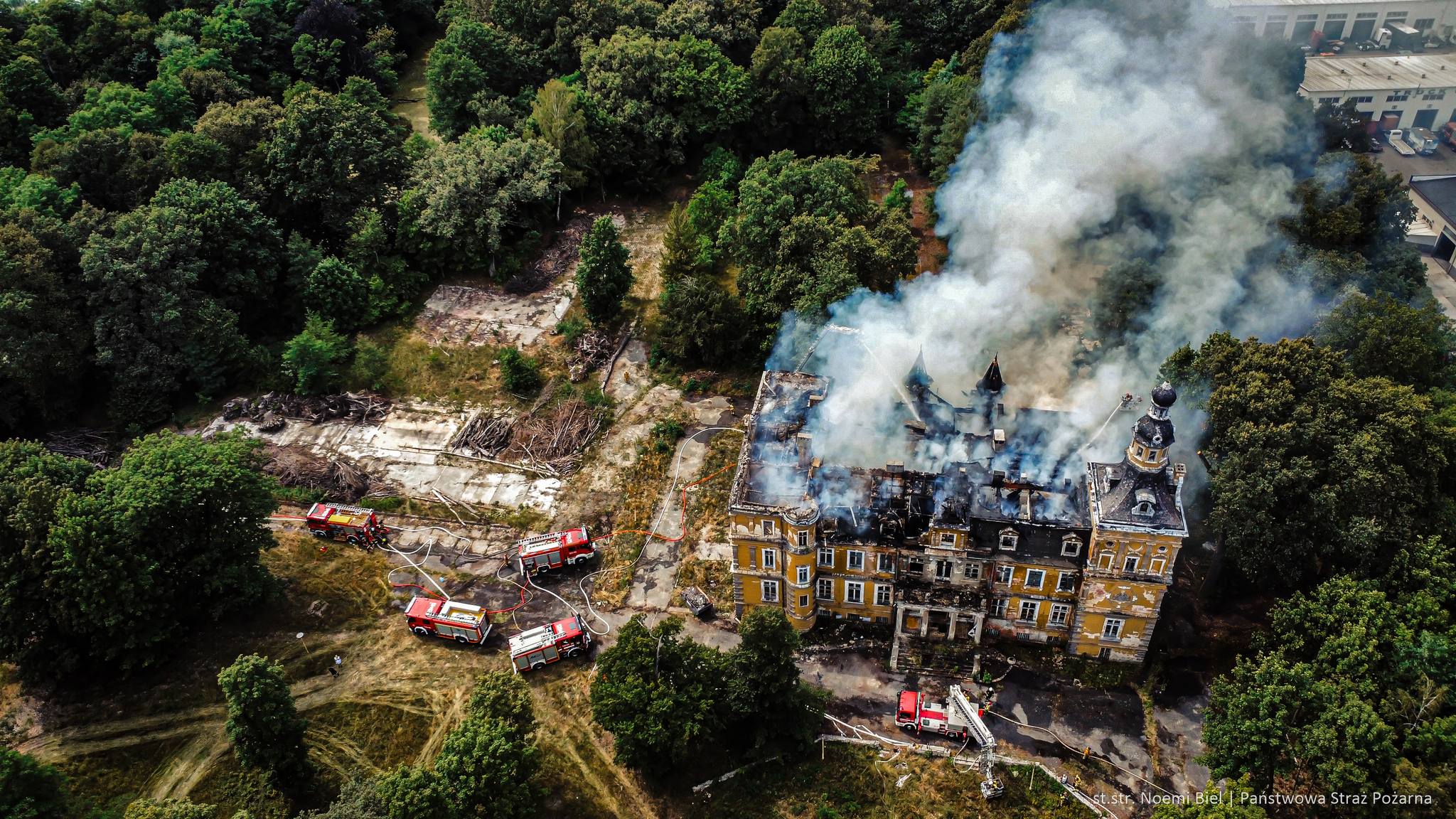 Jelcz-Laskowice: Pożar pałacu w Jelczu-Laskowicach [AKTUALIZACJA, ZDJĘCIA]