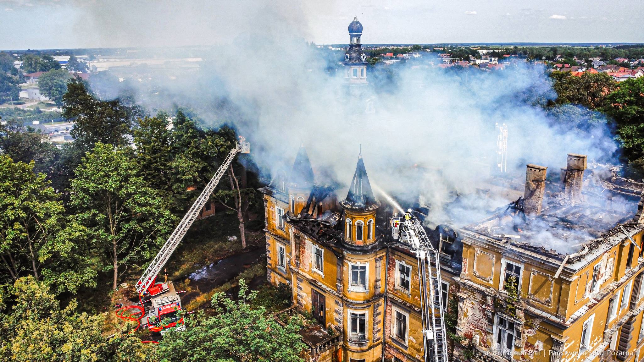 Jelcz-Laskowice: Pożar pałacu w Jelczu – policja bada, właściciel szacuje straty